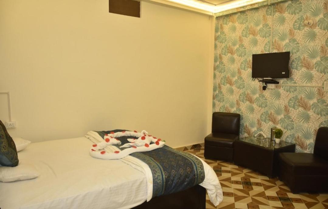 De Costa Palace - Pick And Drop Available Varanasi Exterior photo