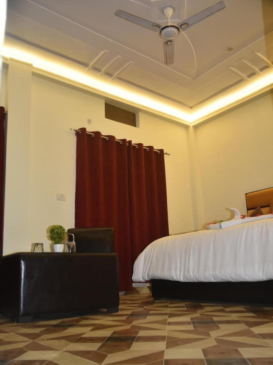 De Costa Palace - Pick And Drop Available Varanasi Exterior photo